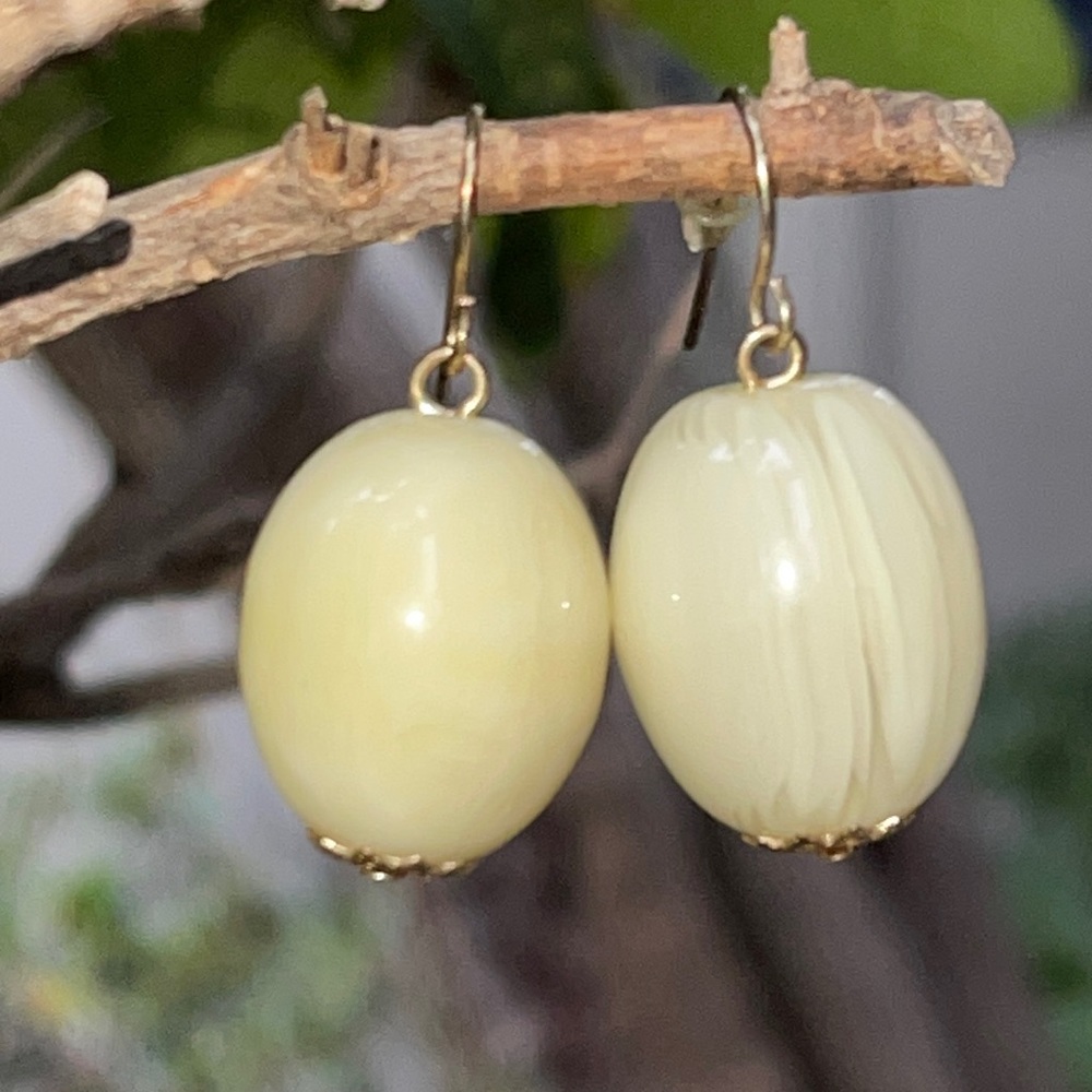 Vintage Boho Ivory Swirl Lucite Acrylic Oval Orb Goldtone Pierced Earrings